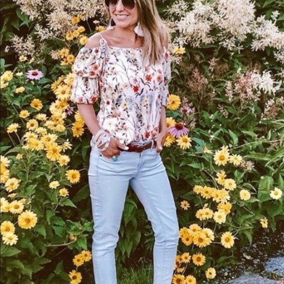 🍃💕 Last one love this off the shoulder top - Picture 3 of 4